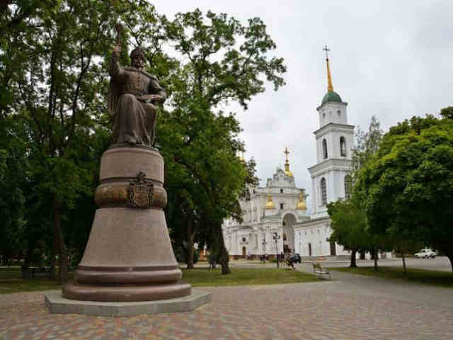 Памятник (гранитная часть) И.Мазепе в г. Полтава